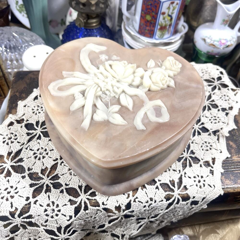 Avondale Genuine Crushed Glass Vintage Caramel & White Heart Shaped Hinged Box